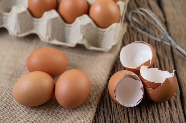 Huevos de gallina cruda comida orgánica para una buena salud alta en proteínas.