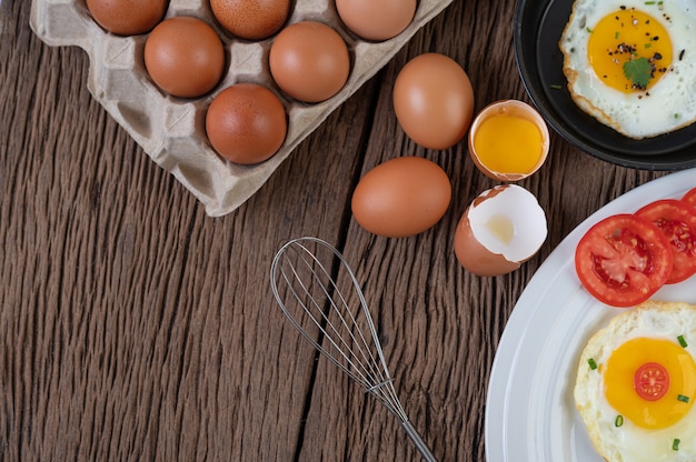 Huevos de gallina cruda comida orgánica para una buena salud alta en proteínas.