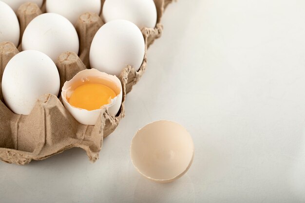 Huevos de gallina crudos en un recipiente de cartón.