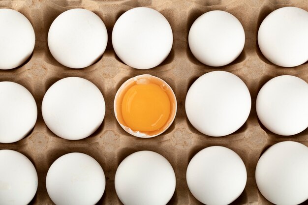 Huevos de gallina crudos en un recipiente de cartón.