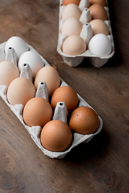 Huevos de gallina frescos de primer plano