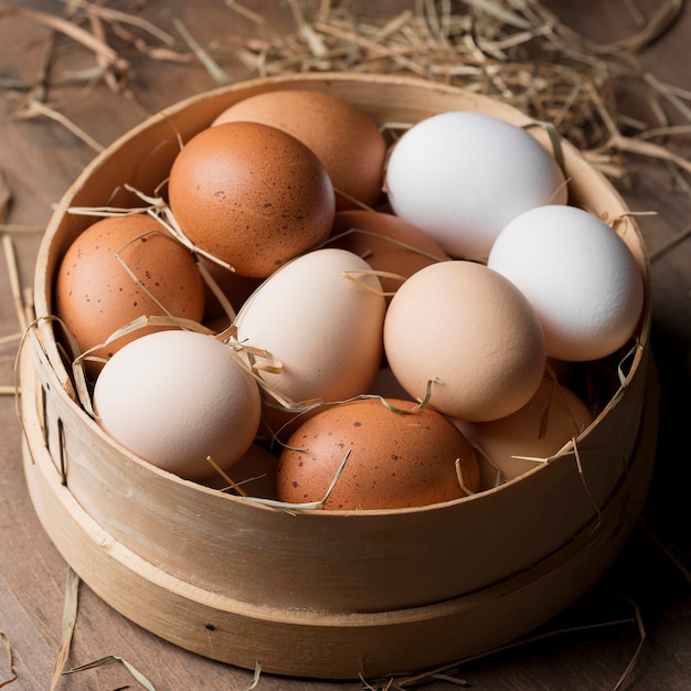 Foto gratuita huevos de gallina frescos de primer plano