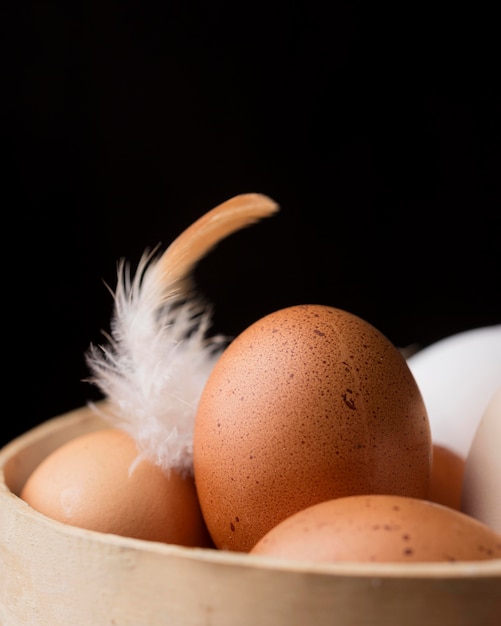 Foto gratuita huevos de gallina frescos de primer plano