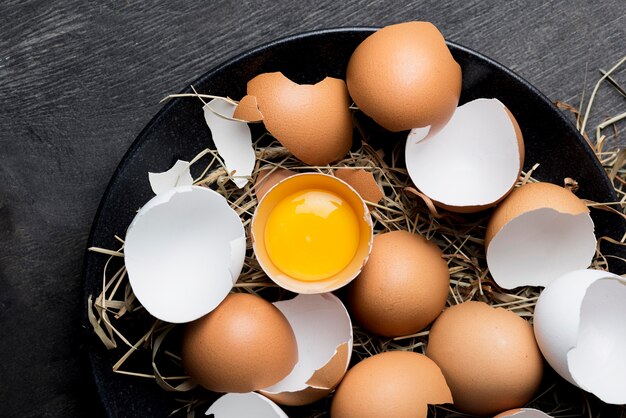 Huevos de gallina frescos de vista superior