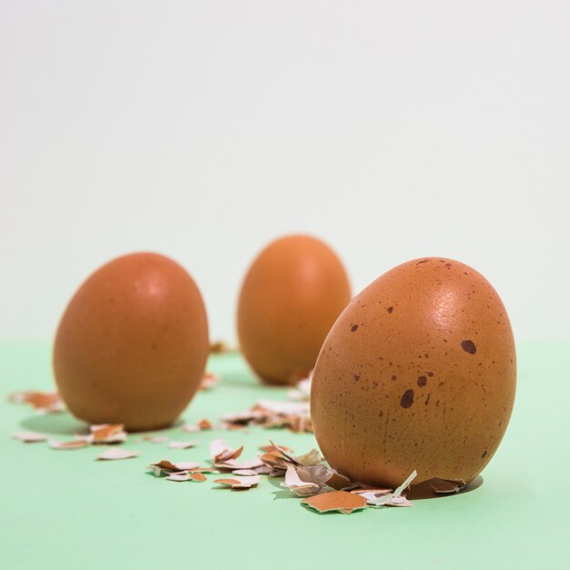 Huevos de gallina marrón con cáscara rota en mesa de luz