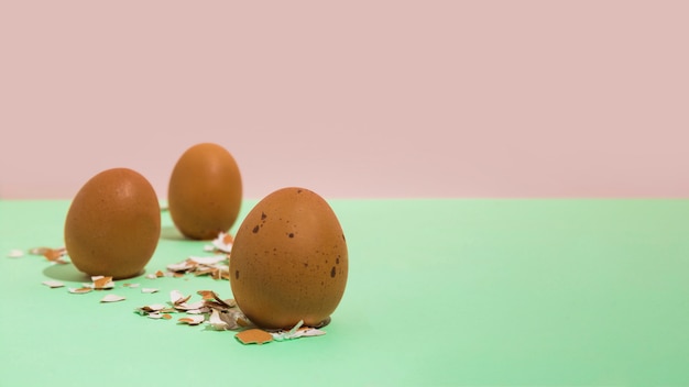 Foto gratuita huevos de gallina marrón con cáscara rota en mesa