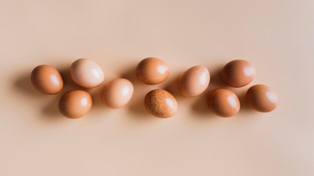 Huevos de gallina en la mesa