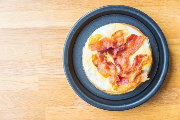 Los huevos y gofres de tocino