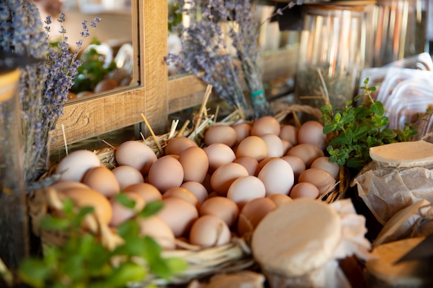 Huevos de granja en canasta con lavanda seca