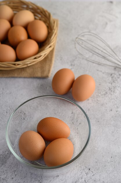 Huevos marrones y tazón de vidrio