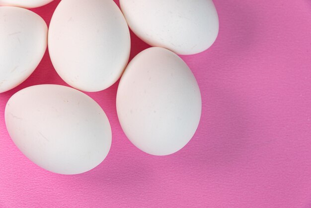 Huevos en la mesa rosa