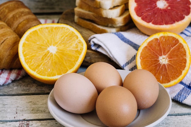 Huevos y naranjas para el desayuno