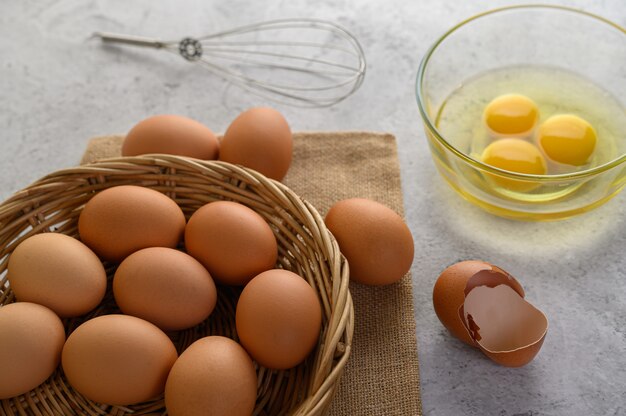 Huevos orgánicos y aceite preparando comida cocina