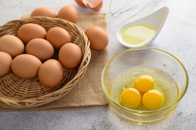 Huevos orgánicos y aceite preparando comida cocina