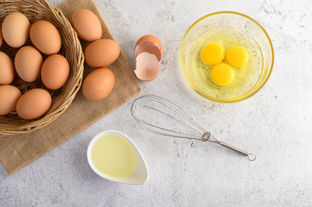 Huevos orgánicos y aceite preparando comida cocina