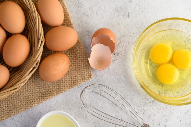 Huevos orgánicos y aceite preparando comida cocina