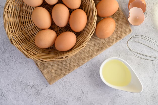 Huevos orgánicos y aceite preparando comida cocina