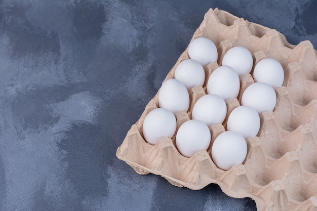 Huevos orgánicos en bandeja de cartón