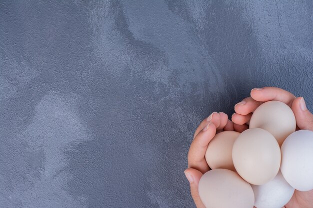 Huevos orgánicos en manos de un hombre.