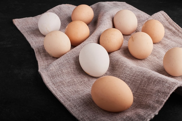 Huevos orgánicos sobre papel de cocina.