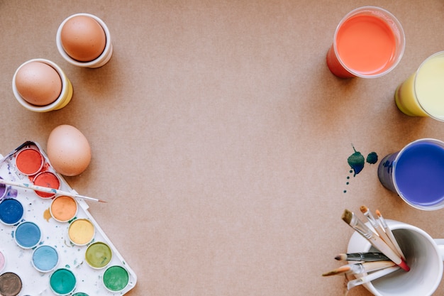 Foto gratuita huevos y paleta de colores en la mesa