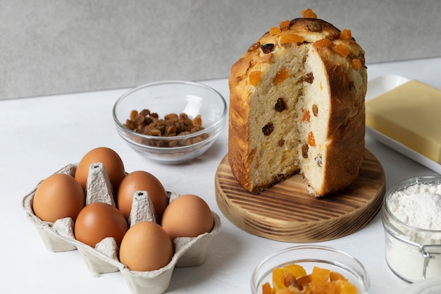 Huevos y panettone de ángulo alto