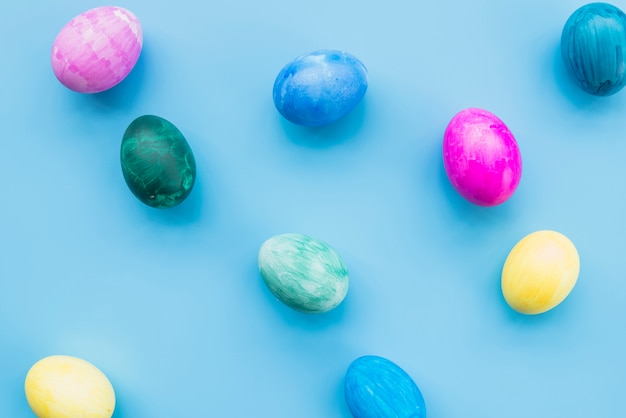 Huevos de Pascua abstractos de diferentes colores