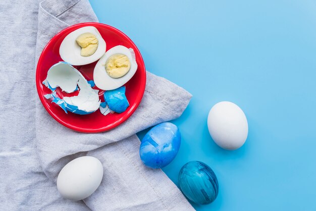 Huevos de Pascua agrietados en placa