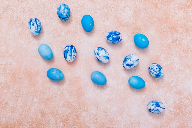 Huevos de Pascua azules esparcidos sobre mesa