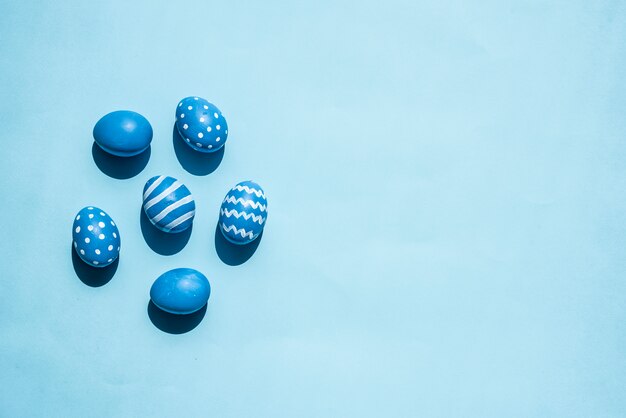 Huevos de Pascua azules en mesa