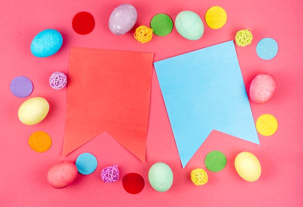 Huevos de Pascua con banderas de papel en mesa