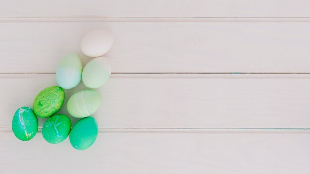 Huevos de Pascua brillantes en el escritorio