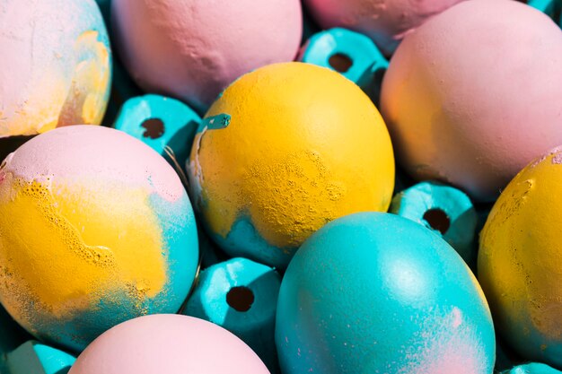 Huevos de Pascua brillantes en estante