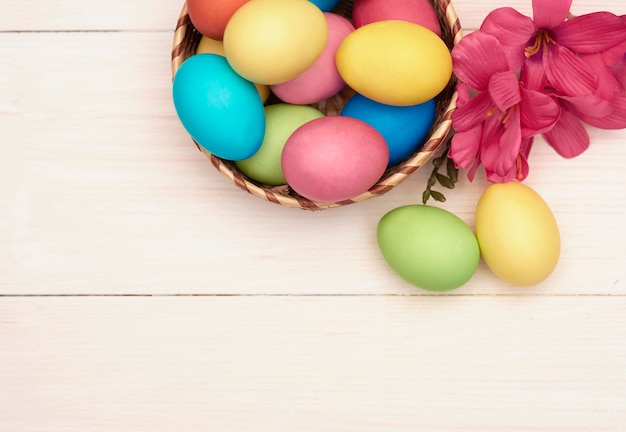 Huevos de Pascua en la canasta de mimbre