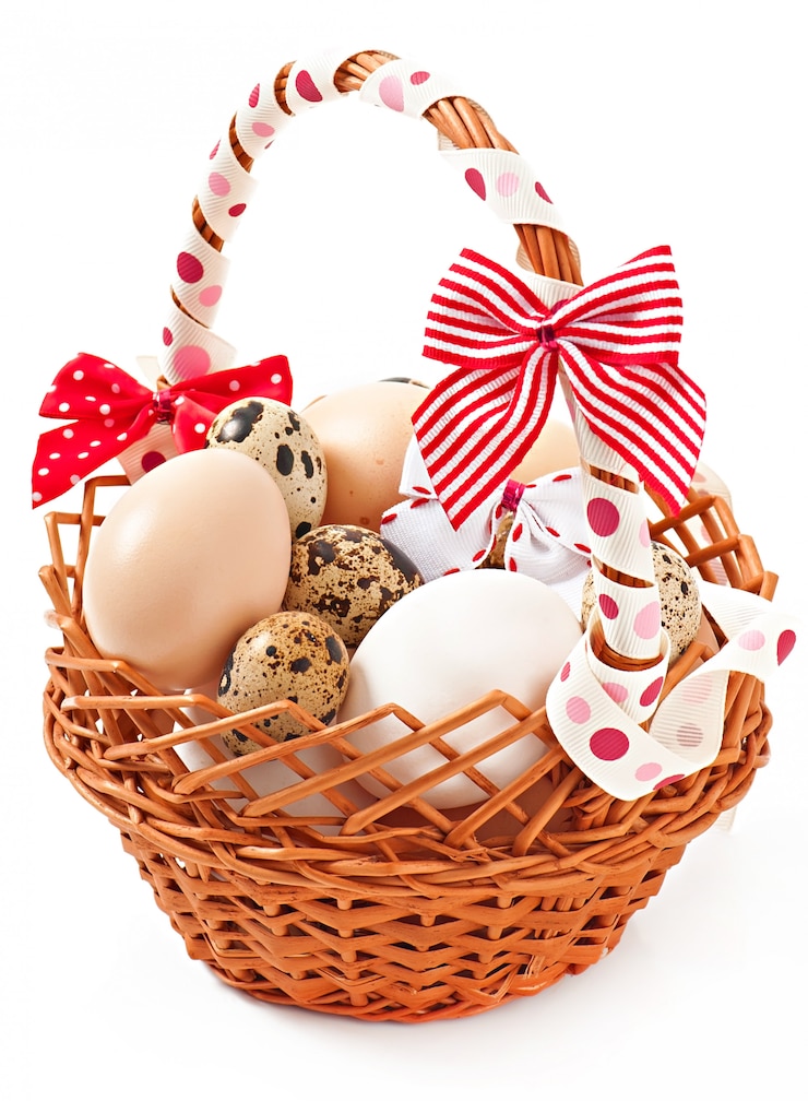Foto gratuito huevos de pascua y canasta