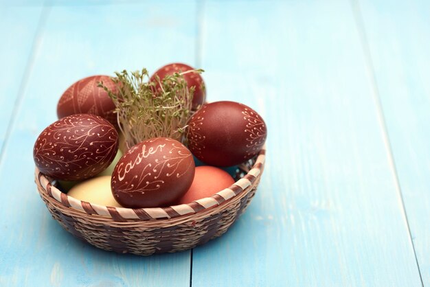 Huevos de Pascua en la canasta