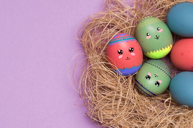 Foto gratuita huevos de pascua con caras graciosas pintadas