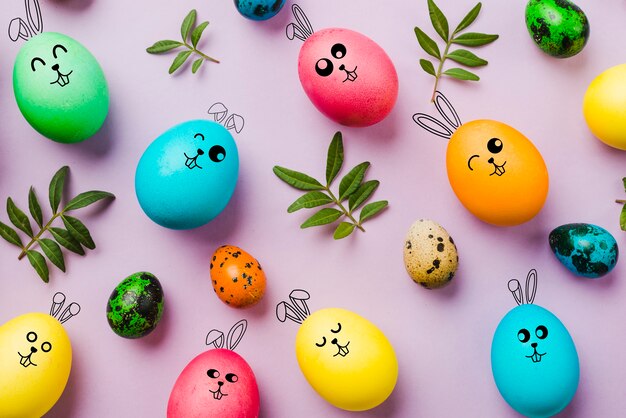 Huevos de pascua con caras graciosas pintadas