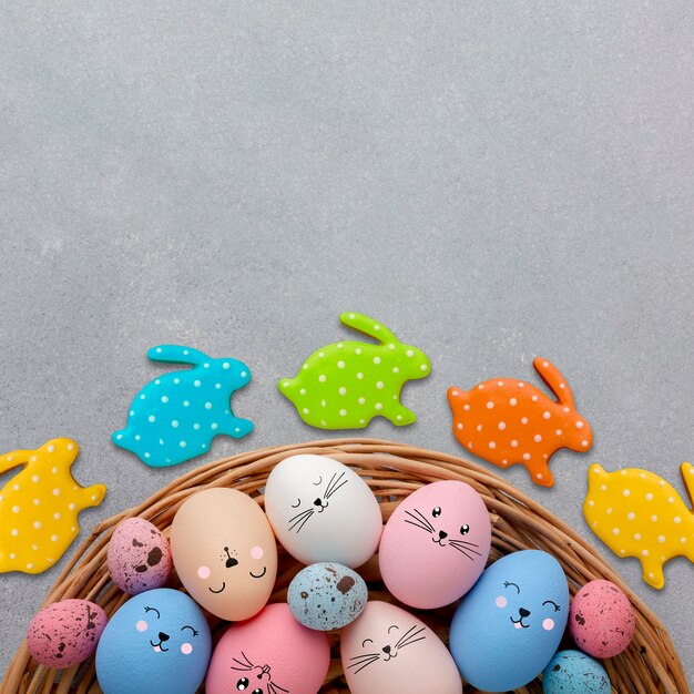 Huevos de pascua con caras graciosas pintadas