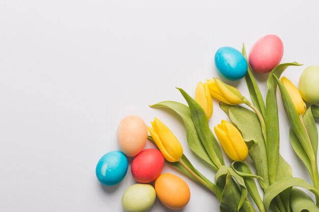 Huevos de Pascua cerca de las flores