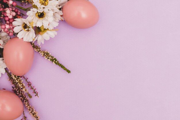 Huevos de Pascua cerca de las flores