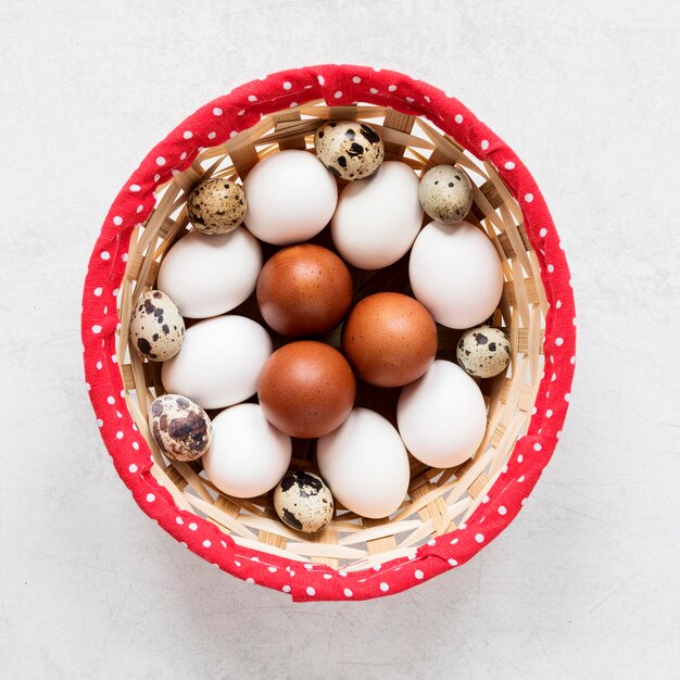 Huevos de Pascua en cesta de heno laicos plana