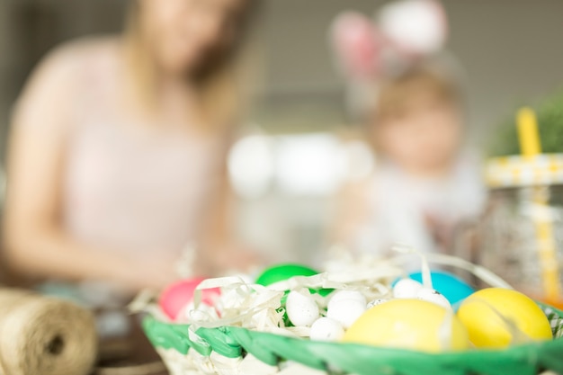 Huevos de Pascua en cesta