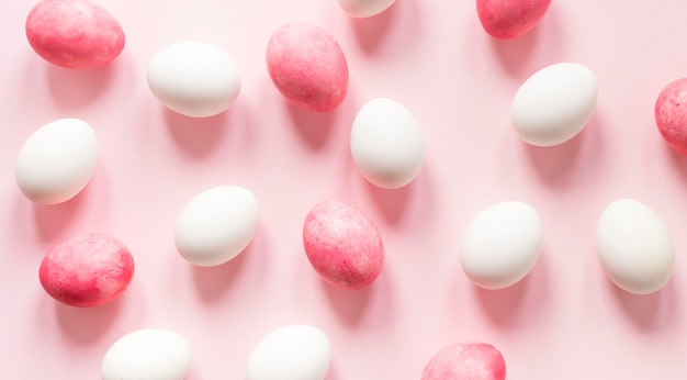 Foto gratuita huevos de pascua de color rosa y blanco