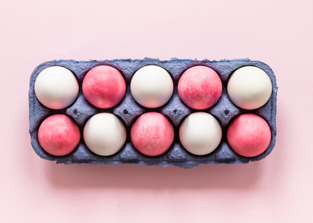 Huevos de pascua de color rosa y blanco