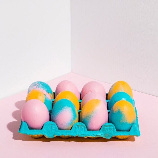 Huevos de Pascua coloreados en estante brillante en la tabla