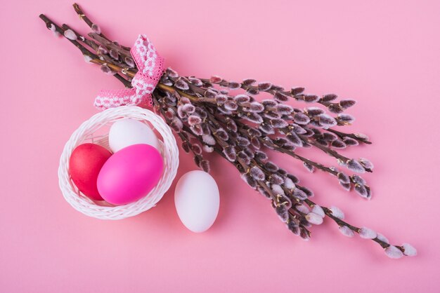 Huevos de Pascua coloridos con ramas de sauce