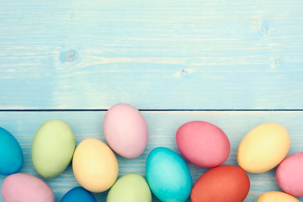 Huevos de Pascua coloridos en la sección inferior.