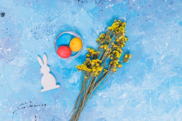 Huevos de Pascua con conejo y flores.