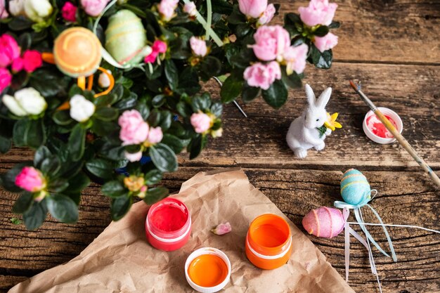 Huevos de Pascua decorados en diversos colores en primer plano del conejo de Pascua y acuarelas